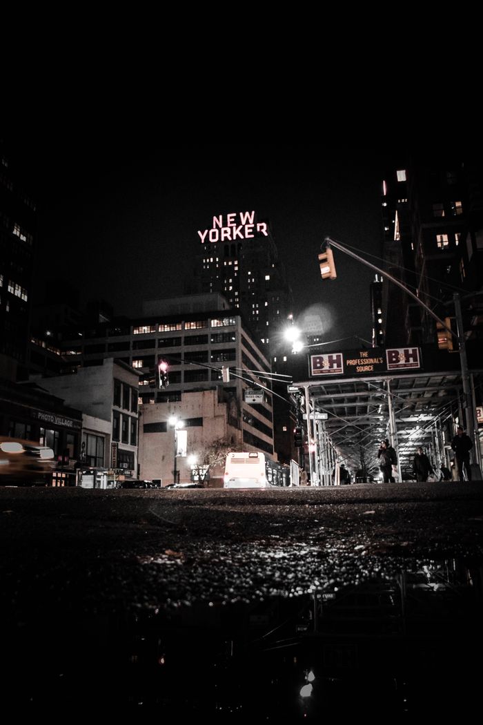 夜色中城市街头的霓虹灯光